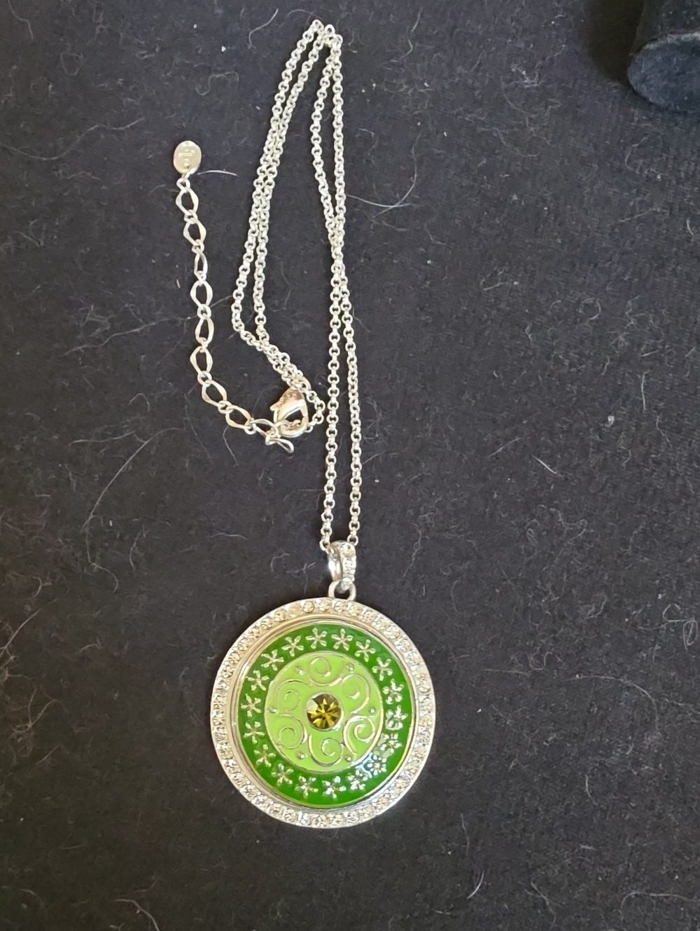 STYLE DOTS Statement Silver Necklace with Green Floral Snap  Pendant